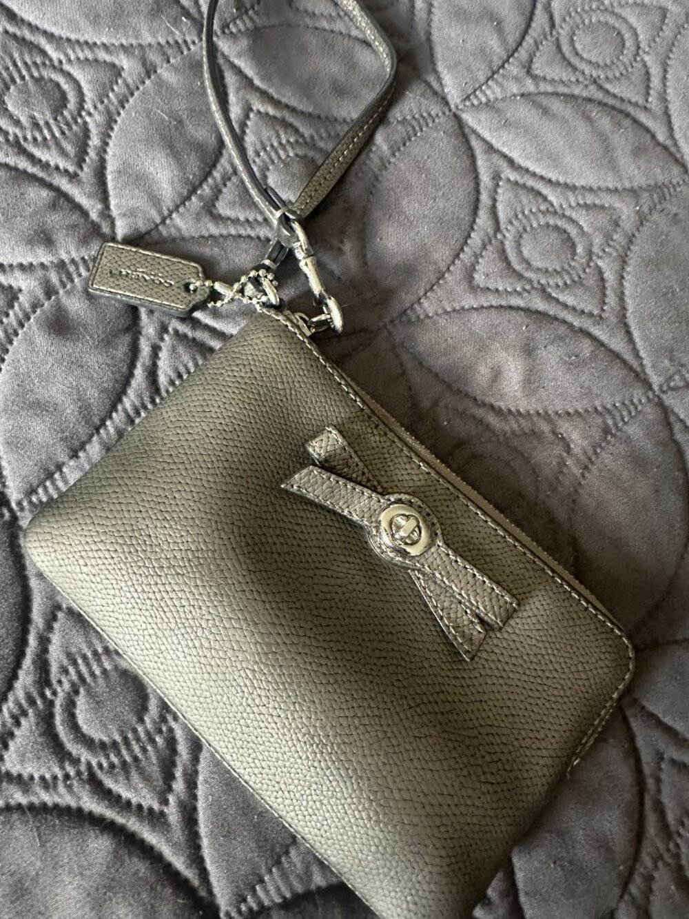 Coach Turnlock Bow Small Corner-Zip Wristlet
